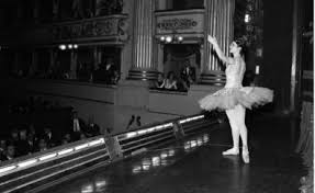 Nata il 20 agosto del 1936 a milano, nel 1946 ha iniziato a studiare danza alla scuola di ballo della scala, dove si è diplomata nel 1954. Giy6xiw Mqefem