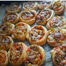 1 077 Mentions J Aime 9 Commentaires طبخ المغربي Tabkh Elmghribi Sur Instagram وجبة عشاء سهلة و سريعة بيتزا رولي Chhiwat O Food Vegetables Tomato
