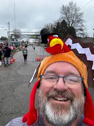 A fun turkey trot with my brother in law and about 1000 of our best  friends! 🦃🏃🏻🏃🏻 I was slow AF but Bo was a bit faster for sure. Chilly  but didn't