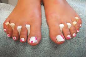 Un hermoso decorado en blanco y dorado para los pies. Decoracion De Unas Para Pies Los Mejores Disenos De Art Nail Foot En Imagenes Todo Imagenes