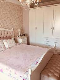 Krem kahverengi yatak odası abajur. Ev Gezmesi Sik Ve Keyifli Haliyle Country Bir Dekor Ev Gezmesi Yatak Odasi Duvar Boyalari Ev Oturma Odasi Yatak Odasi Avizesi