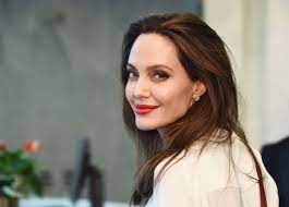 Her godparents are actors jacqueline bisset and maximilian schell. Angelina Jolie Rockt Zomerse Office Look In Wit Pak