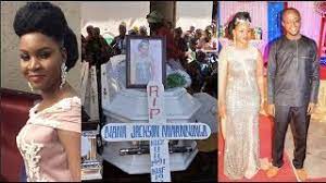 Maelezo ya picha, bibi harusi akishikilia maua nchini sudan. Vilio Na Simanzi Mbeya Mazishi Ya Bibi Harusi Aliefariki Kabla Ya Harusi Youtube