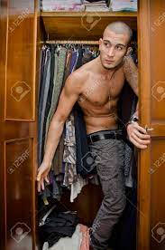Handsome Junger Mann Mit Nacktem Oberkörper Liebhaber Versteckt Sich Der  Mann Seiner Frau In Schrank Lizenzfreie Fotos, Bilder und Stock Fotografie.  Image 24673961.