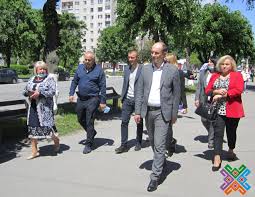 Найпоширеніша версія повідомляє, що місцевість, де тепер знаходиться луцьк, мала вигідне оборонне розташування — з півночі та заходу межі міста визначалися вигином річки стир, на півдні протікав. Deputati Analizuvali Robotu Medichnih Koledzhiv Oblasti Hmelnicka Oblasna Rada