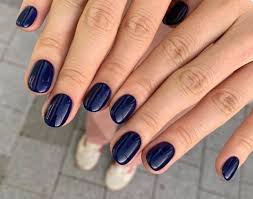 Si vos ongles ne sont pas de la forme voulue, vous pouvez les transformer à l'aide de vernis en gel. Des Ongles Bleu Nuit
