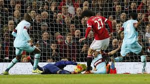 Manchester united dalam posisi tertinggal di babak pertama dalam lawatan ke west ham united. West Ham Tahan Manchester United Di Old Trafford