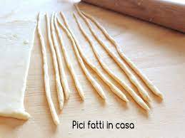 Avvolgerla in un panno e lasciarla riposare per mezz'ora. Pici Fatti In Casa Conditeli Con Sughi Di Verdure Carne E Pesce