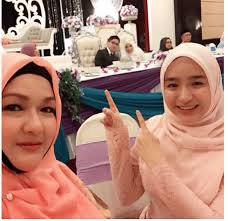 Anak jelita ziela jalil kini bergelar doktor. Anak Ziela Jalil Cantik Di Hari Pertunangan Kediaman Bertukar Jadi Taman Bunga Wanikiter