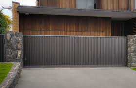 I thought of coating it with aluminum foil, though that would be unpleasant for people walking in the street, not to mention that it wouldn't look so good. New Style Horizontal Waterproof Sun Shade Modern Aluminium Main Gate Design For Home Buy Gate Designs For Home Aluminum Gate Design Main Gate Design Home Product On Alibaba Com