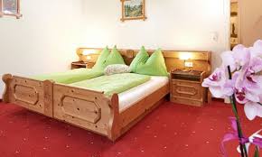 Falls du rot sehr magst, ist es besser, kleine accessoires wie kissen oder lampen in dieser farbe einzubringen, anstatt eine ganze. Preise Bis 6 Pers 66m Appartements Konigslehen Radstadt