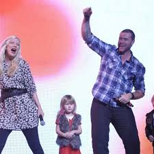 Ojciec tori to producent słynnych seriali. Tori Spelling Vom Regen In Die Traufe Bunte De