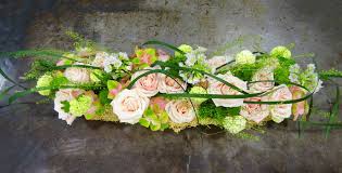 En tissus, les 4 fleurs qui composent cette tige seront idéal pour décorer chandeliers centre de table et compositions florales. Centre De Table
