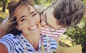 No entanto, a tv guia alega que a candidata não estava solteira quando entrou e tinha um … Gisela Joao Assume Namoro Fadista Esta Mais Apaixonada Do Que Nunca Vip Pt
