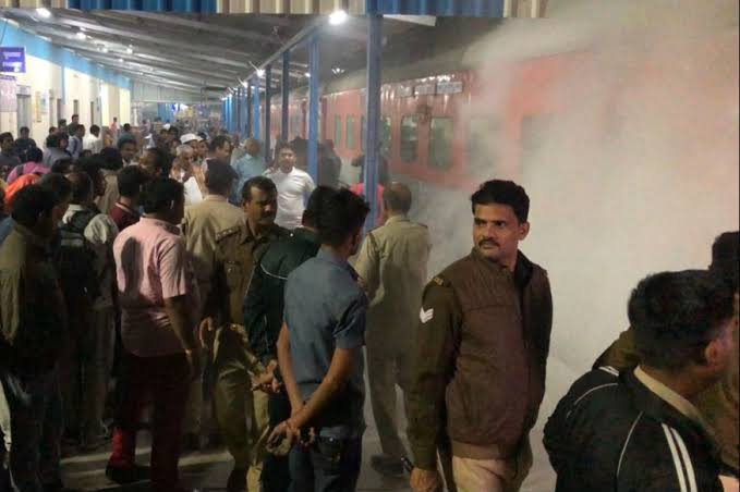 Image result for लखनऊ मेल के एसी कोच में लगी आग"