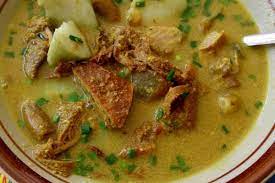 Empal gentong sendiri yaitu makan berkuah santan bumbu kuning yang berisi potongan daging sapi dan jeroan sapi. Masakan Nikmat Dari Cirebon Yuk Bikin Empal Gentong Dengan Resep Ini