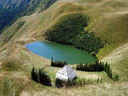 It is one of the many lakes of the ocna sibiului mine, a large salt mine which has one of the largest salt reserves in romania. Surprising Romania On Twitter Lacul Fara Fund Muntii Siriului Romania