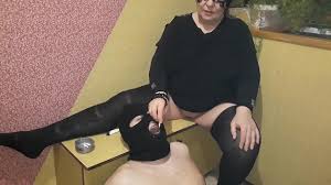 Mature Mistress uses a slave instead of an ashtray - XNXX.COM