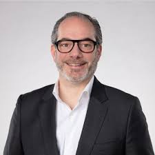 🍽️ «Il arrive que des stars de la gastronomie fréquentent notre exposition  à Givisiez!» Fondateur de Cash Hôtel Service SA, Yvo Bielmann a transmis  son entreprise à Gilles Zuber, qui a «eu