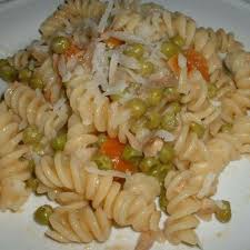 La pasta con tonno e piselli è un primo piatto saporito e completo, perfetto per un pranzo improvvisato. Fusilli Piselli Tonno E Parmigiano 5 5