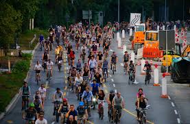 To raise awareness about environmental issues and the vulnerability of pedestrians and cyclists, the critical mass of cyclists gathers for a ride on the streets of chicago. Critical Mass In Stuttgart Hunderte Radfahrer Rollen Durch Den Kessel Stuttgart Stuttgarter Nachrichten