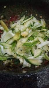 Jika kamu memakan sambal goreng ini dengan nasi pun rasanya sudah lengkap, deh! Resipi Sambal Putik Pauh Mangga Muda Paling Mudah Sedap