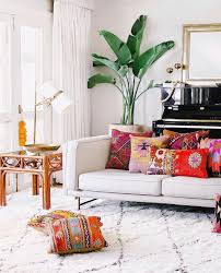 Elle Decor On Instagram The Art Of A Bright Statement Pillow Regram Alysestudios Trendy Living Rooms Living Room Table Elle Decor