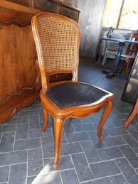 Un catcheur demande une chaise au public et se retrouve couvert de chaises. La Chaise Cann He