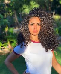 Apesar da separação, os dois atores continuam grandes amigos. Pin Liisetee Curly Hair Styles Curly Hair Styles Naturally Hair Styles