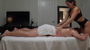 La massaggiatrice stuzzica il cliente e lo fa venire due volte