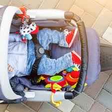 Selalu gunakan sabuk pengaman untuk si kecil. Container Baby Syndrome Mengintai Para Bayi Di Stroller
