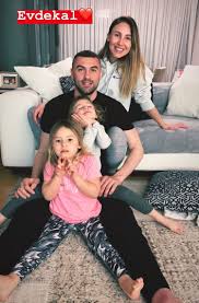 Yeşil sahalarda umduğunu bulamayan yılmaz'a bir darbe de eşi i̇stem yılmaz'dan geldi. Ovunc Ozdem Twitterissa Besiktas In Kaptani Burak Yilmaz Esi Ve 2 Kiziyla Evde Kalirken Evde Kalma Imkani Olanlara Da Evde Kalmayi Oneriyor Https T Co 9mnclmo1ow