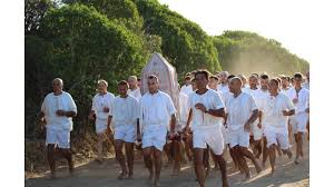 Di corsa da Cabras a San Salvatore, scalzi: anche questanno il voto è  sciolto - Foto e video - LinkOristano