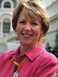 DESIGNING A NEW MEDILL CHICAGO \ KIM BARKER'S FOREIGN CORRESPONDENT  EXPERIENCE GETS BIG-SCREEN TREATMENT \ TAKING SELFIES PAY