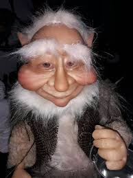 Hola a todos. Soy el duende limpiador. Siempre con mi balde listo para  limpiar las malas ondas. Que venga un año bendecido para todos. Saludos