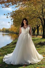Der designer stellt kleider mit einer umwerfend eleganten ausstrahlung vor. Curvy Eddy K Bridal Gowns Designer Wedding Dresses 2022