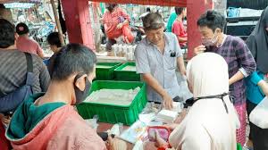 Jul 22, 2021 · pasar merupakan tempat bertemunya penjual dan pembeli dan dalam pasar ada banyak produsen dan konsumen, untuk itu ada banyak persaingan dalam pasar maka sebagai produsen mereka harus mampu mengidentifikasi segmen pasar, penentuan posisi produk untuk mencapai target pasar agar konsumen tertarik dengan produk yang di tawarkan. Pembeli Serbu Lapak Penjual Tahu Tempe Di Pasar Minggu Republika Online