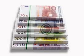 Die fünf wichtigsten fragen und antworten. Bundel Von Euro Banknoten Auf Weissem Hintergrund Close Up Fototapete Fototapeten Deutliche Bill Euro Myloview De
