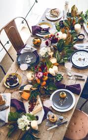 En este día, thanksgiving day, se celebra y se dan las gracias por la cosecha. How To Set The Ultimate Friendsgiving Table Thanksgiving Table Decorations Fall Table Settings Thanksgiving Table Settings