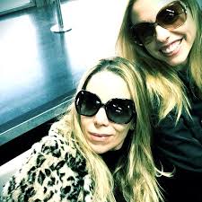 Danielle Winits viaja com Sara Freitas para apresentar teatro em  Florianópolis