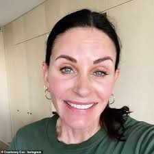 Courteney cox is a 56 year old american actress. Courteney Cox Recreates Iconic Friends Thanksgiving Turkey Scene Aktuelle Boulevard Nachrichten Und Fotogalerien Zu Stars Sternchen
