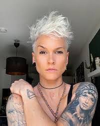 Heather Sartin's Instagram, Twitter & Facebook