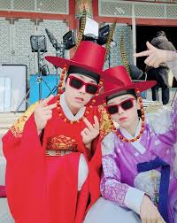 Dari luar, sang raja terlihat lemah dan mudah untuk dimanipulasi. 5 Facts About Hilarious Korean Drama Mr Queen Kepoper