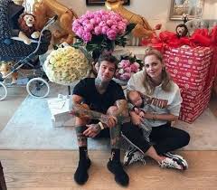 Maybe you would like to learn more about one of these? Chiara Ferragni E Fedez Tornano In Italia Con Il Piccolo Leone