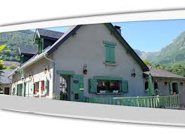 Quoi de mieux que d'aller se rafraîchir à la piscine avec une vue sur les montagnes ? Camping Toy A Luz Saint Sauveur Dans Les Hautes Pyrenees