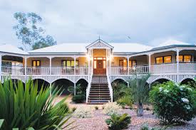 Learn key characteristics of australia's queenslander homes. Lazy Lunches Shady Verandahs Life In A Queenslander Home