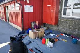Pulker og ski bæres over til sporet og plutselig sitter vi på toget. Hardangervidda Norge Pa Langs 2018