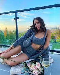 She goes live with her sister for a make up tutorial on ig. Olivia Culpo Outfit Instagram 10 12 2020 Celebmafia