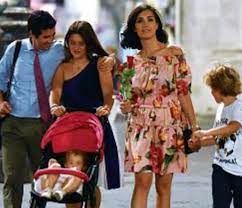 Divorziato e con due figli da un precedente matrimonio, guido maria brera frequenta per breve tempo serena autieri. Caterina Balivo Felice Al Battesimo Di Cora Grande L Intesa Con La Figlia Del Marito