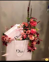 تنسيق هديه مع مجموعه من الورود الجوري في صندوق دائري a bouquet of flowers with a gift duration. ØªÙ†Ø³ÙŠÙ‚ ÙˆØ±Ø¯ ØµÙ†Ø§Ø¹ÙŠ Ù„Ù„Ø­Ø¬Ø² Ùˆ Ø§Ù„Ø·Ù„Ø¨ Ø§Ù„ØªÙˆØ§ØµÙ„ Ø¹Ø¨Ø± Ø§Ù„ÙˆØ§ØªØ³ Ø£Ø¨ 0545008429 ØªÙ†Ø³ÙŠÙ‚ Ù‡Ø¯Ø§ÙŠØ§ Ø¨Ø§Ù‚Ø§Øª ÙˆØ±Ø¯ Ø¨Ø§Ù„ÙˆÙ†Ø§Øª Ù‡ÙŠÙ„ÙŠÙˆÙ… Instagram Posts Floral Wreath Florist